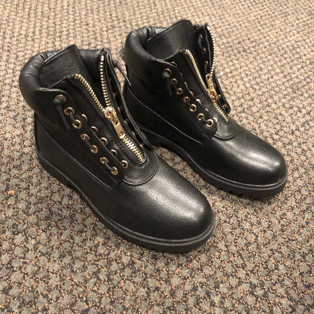 Trendy boots with gold zipper